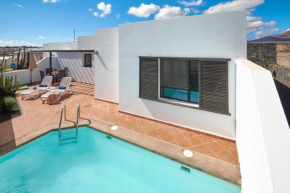 Bungalow María de Timanfaya - Sea and Mountains Views, Pool, WiFi, 15 minutes walk to Marina Rubicón